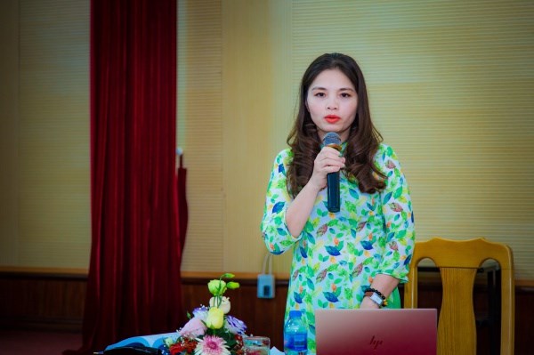 Nghiên cứu sinh Nguyễn Thị Phương Duyên thuyết trình tóm tắt luận án