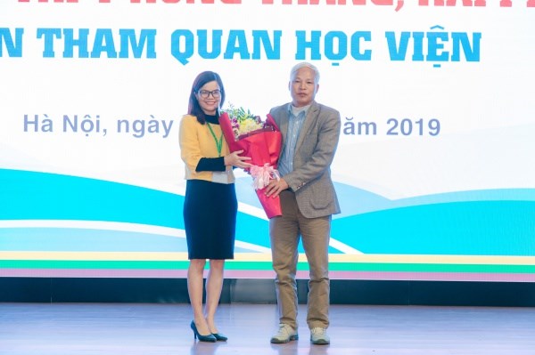 ThS. Đỗ Thị Kim Hương - Phó Giám đốc Trung tâm Quan hệ công chúng và Hỗ trợ sinh viên tặng hoa đại diện Trường THPT Hùng Thắng, Hải Phòng