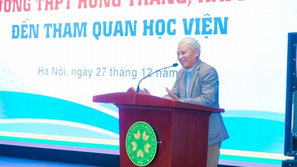 Thầy Phạm Đức Tuấn – Phó Hiệu trưởng Nhà trường phát biểu tại buổi lễ