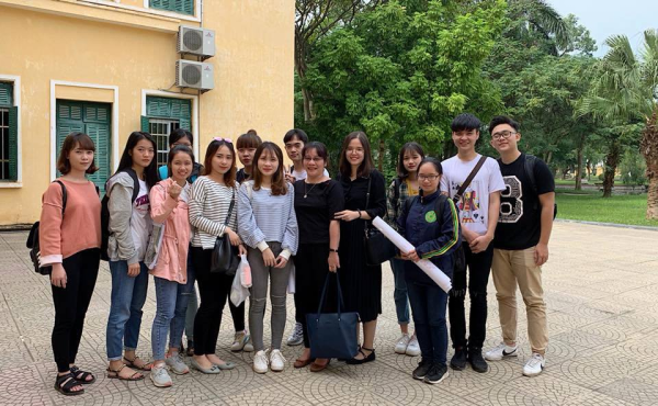 Students of AFE K62 and Ass.Prof. Dr. Nguyễn Phượng Lê at the lecture hall