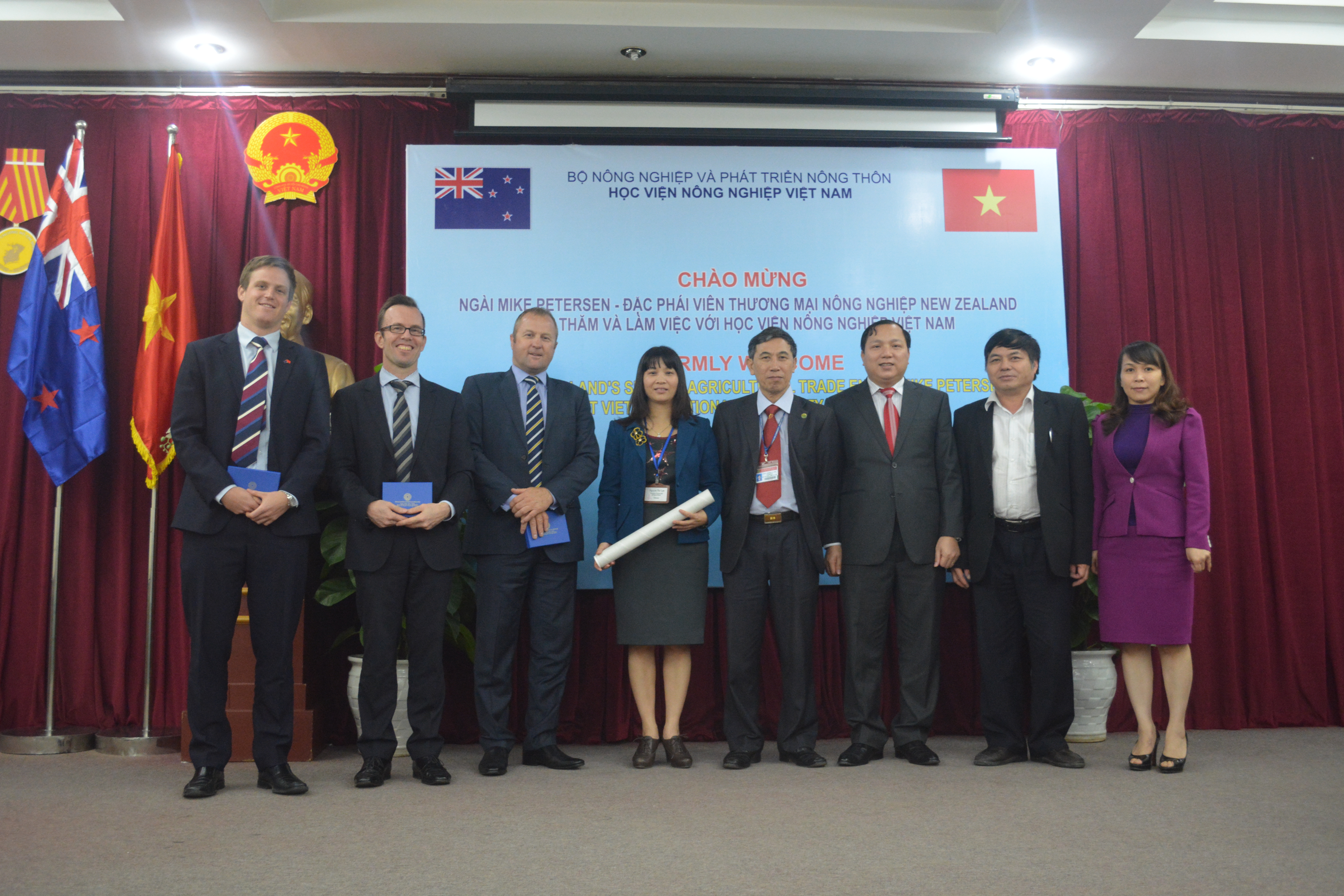 Lãnh đạo nước ngoài và các tổ chức quốc tế về thăm Học viện