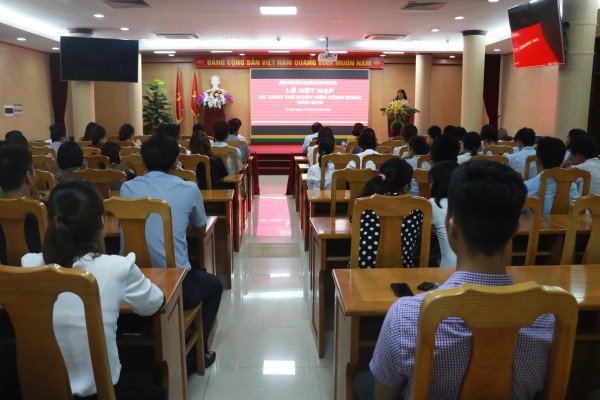 Kết nạp và trao thẻ đoàn viên công đoàn năm 2018