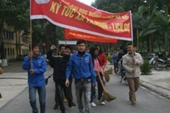 Sinh viên khoa Tài nguyên và Môi trường hưởng ứng “Ngày hội ký túc xá không rác”