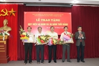 Đảng bộ Trường tổ chức trao tặng Huy hiệu 40 năm và 30 năm tuổi Đảng