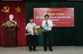 Lễ trao huy hiệu 40 năm và 30 năm tuổi Đảng