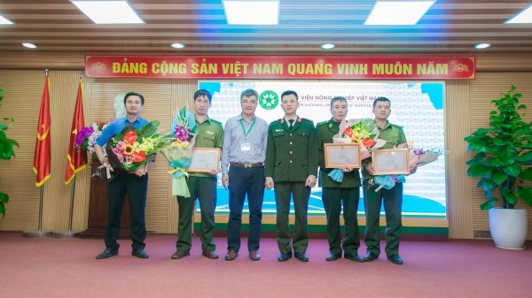Cá nhân, tập thể nhận khen thưởng của công an thành phố Hà Nội