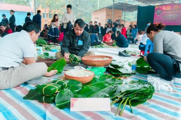 Gạo, đỗ, thịt,… lần lượt được đưa vào khuôn bánh chưng và được những bàn tay khéo léo gói lại thành những chiếc bánh vuông vức, đẹp mắt