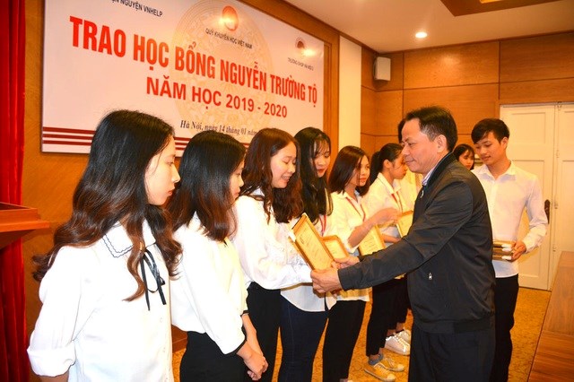 10 sinh viên trường ĐH Sư Phạm Hà Nội 2 nhận học bổng đều có thành tích học tập xuất sắc