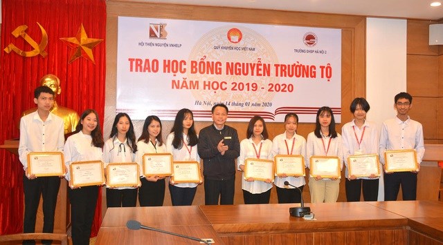 Chiều ngày 13/1, 20 suất học bổng Nguyễn Trường Tộ tiếp tục được trao đến sinh viên 2 trường, Học Viện Nông nghiệp và ĐH Sư Phạm Hà Nội 2