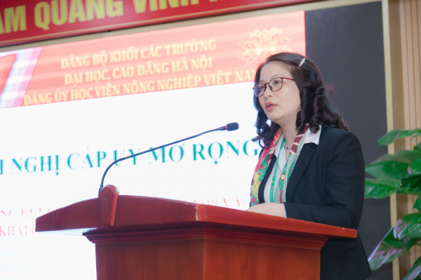 Đồng chí Nguyễn Thị Lan - Bí thư Đảng ủy Học viện Nông nghiệp Việt Nam trình bày Báo cáo tổng kết công tác năm 2019 và phương hướng, nhiệm vụ, giải pháp trọng tâm năm 2020