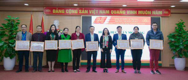 Đồng chí Nguyễn Thị Lan – Bí thư Đảng ủy, Giám đốc Học viện trao giấy khen cho các đảng viên có thành tích 5 năm liền hoàn thành xuất sắc nhiệm vụ  