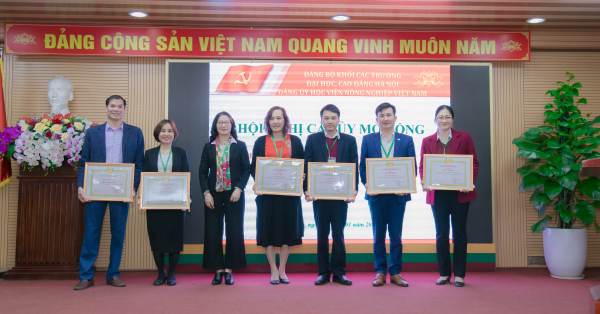 Đồng chí Nguyễn Thị Lan – Bí thư Đảng ủy, Giám đốc Học viện trao giấy khen cho các chi bộ hoàn thành xuất sắc nhiệm vụ tiêu biểu năm 2019