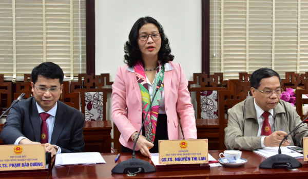 VNUA president, Prof. Dr. Nguyen Thi Lan addresses at the meeting