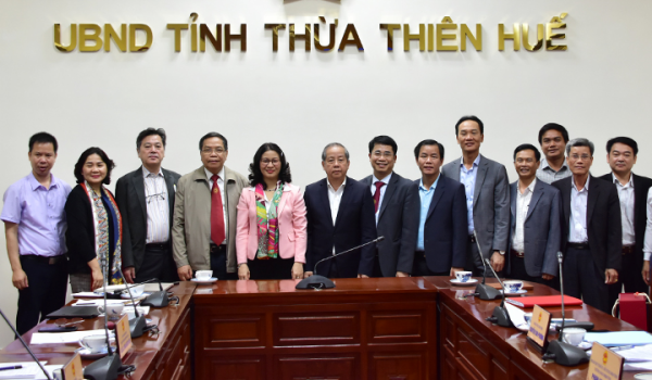 Lãnh đạo tỉnh chụp ảnh lưu niệm với đoàn công tác Học viện Nông nghiệp Việt Nam 