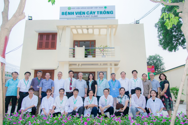 Thường trực Ban Bí thư Trần Quốc Vượng tham quan mô hình Bệnh viện cây trồng tại Học viện Nông nghiệp Việt Nam