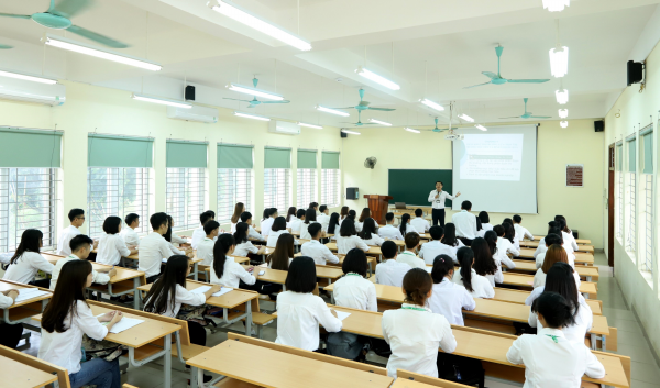 Thầy Nguyễn Trọng Tuynh say sưa giảng bài trên lớp