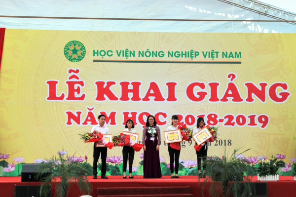 GS.TS. Nguyễn Thị Lan – Bí thư Đảng ủy, Giám đốc Học viện trao học bổng cho sinh viên thủ khoa, á khoa đầu vào năm 2018