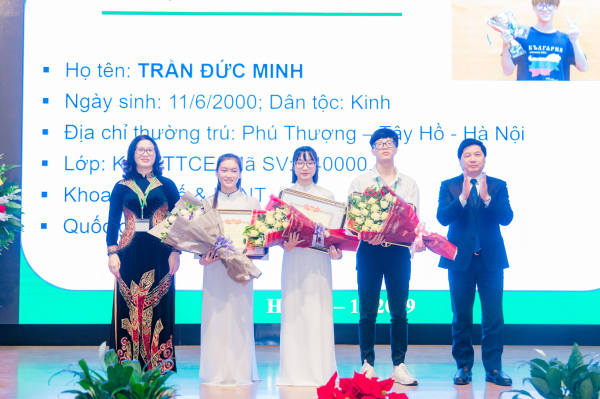 Thứ trưởng Bộ Nông nghiệp và PTNT Lê Quốc Doanh và GS.TS. Nguyễn Thị Lan – Bí thư Đảng ủy, Giám đốc Học viện trao học bổng cho sinh viên thủ khoa, á khoa đầu vào năm 2019