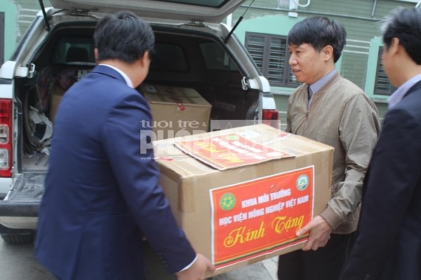 Học viện Nông nghiệp Việt Nam đã trao trao tặng 1.000 chai dung dịch sát khuẩn cho các trường học trên địa bàn tỉnh Vĩnh Phúc
