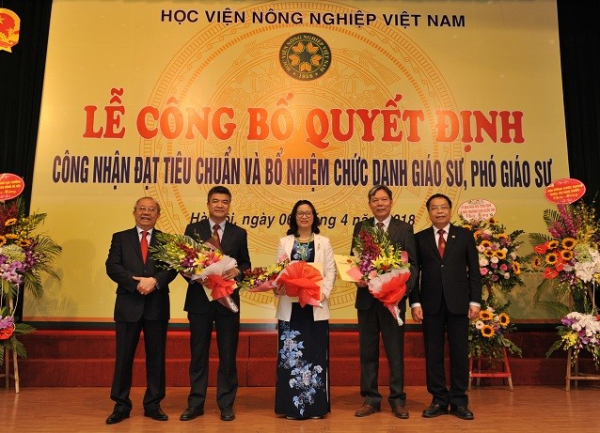 Học viện có 1.317 cán bộ, 80% giảng viên được đào tạo ở các nước có nền khoa học tiên tiến, hơn 100 giáo sư, phó giáo sư, hơn 200 tiến sĩ