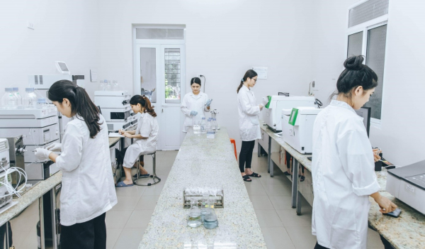 Sinh viên thực tập tại Phòng thí nghiệm Trung tâm Khoa học và công nghệ thực phẩm ISO/IEC 17025:2017, VILAS 1234