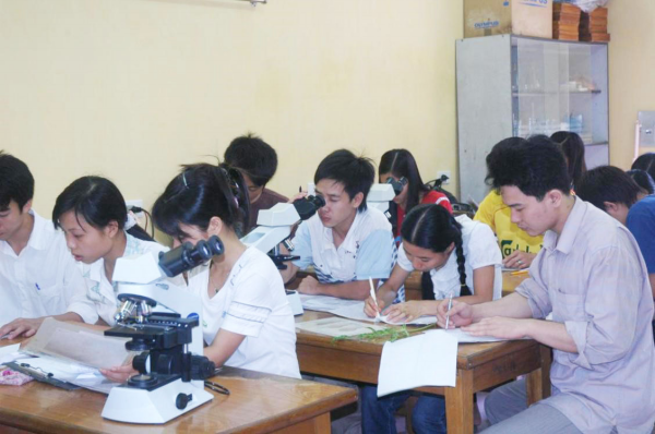 Sinh viên thực hành trong phòng thí nghiệm
