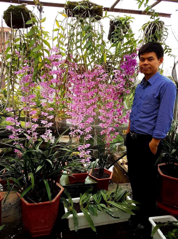 Ông Nguyễn Đăng Nghĩa (cựu Sinh viên chuyên ngành Chọn giống cây trồng Khóa 47) - Cán bộ Sở Nông nghiệp và PTNT Bắc Ninh, chủ vườn lan Phi Điệp