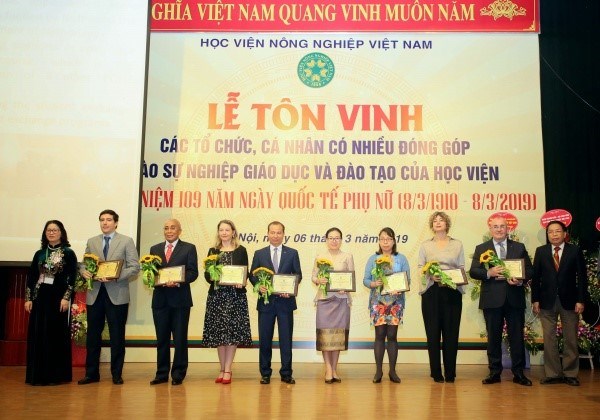 GS.TS. Nguyễn Thị Lan – Bí thư Đảng ủy, Giám đốc Học viện tặng biểu trưng/quà ghi nhận và vinh danh các đại sứ quán