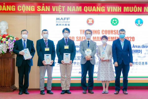 link dafabet viện tặng quà lưu niệm cho đoàn đại biểu phía Nhật Bản