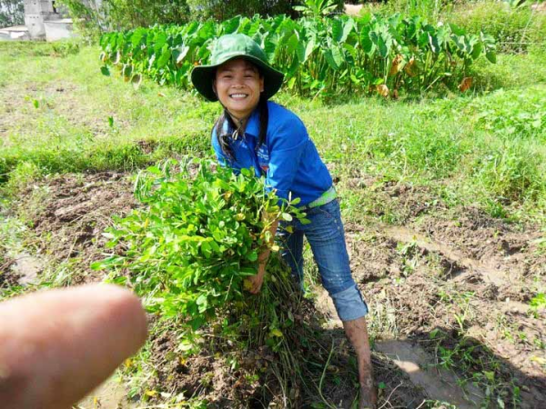 Minh tham gia tình nguyện ở địa phương giúp đỡ bà con vùng cao