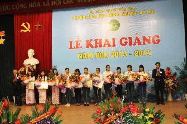 Minh (thứ 3 từ trái sang) là 1 trong 12 sinh viên nhận bằng khen” Sinh viên Xuất sắc năm 2013- 2014” của Học viện