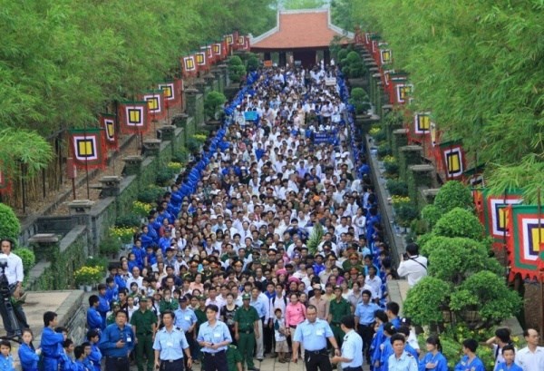 Hằng năm vào dịp lễ hàng triệu người dân khắp cả nước đã hội tụ về Đền Hùng – Việt Trì – Phú Thọ để tưởng nhớ công lao của các vị vua Hùng