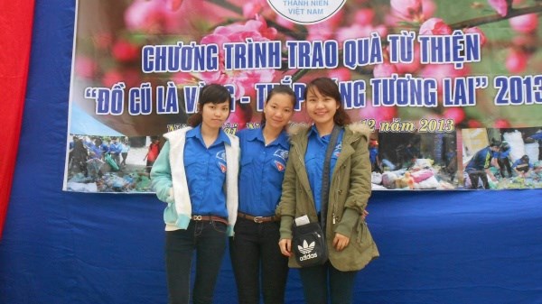 Trần Thu Trang (ngoài cùng bên phải) là người viết đề án và sáng lập ra chương trình thiện nguyện “Đồ cũ là vàng”