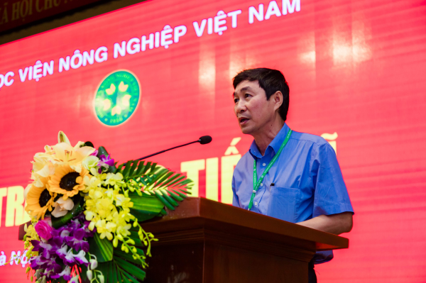 PGS.TS. Phan Xuân Hảo công bố các quyết định của Giám đốc Học viện về việc công nhận học vị và cấp bằng Tiến sĩ