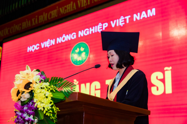 Tân Tiến sĩ Nguyễn Thị Lan Anh phát biểu cảm nghĩ tại buổi lễ