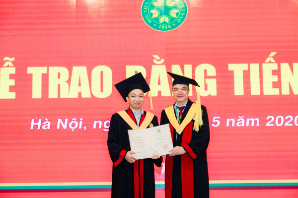 GS.TS. Phạm Văn Cường trao tặng tấm bằng Tiến sĩ do Học viện Nông nghiệp Việt Nam tới các tân Tiến sĩ