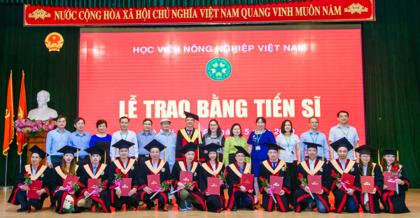 Các tân Tiến sĩ chụp ảnh lưu niệm cùng Phó Giám đốc Học viện và các thầy (cô) giáo