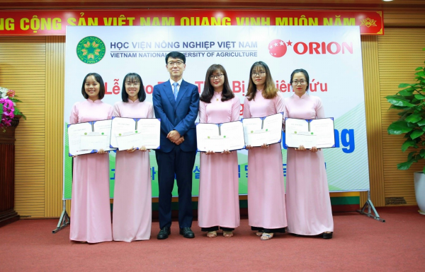 Sinh viên nhận học bổng do Tập đoàn ORION, Hàn Quốc tài trợ
