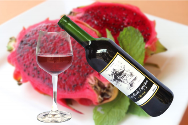 Rượu vang đỏ sản xuất từ trái thanh long ruột đỏ