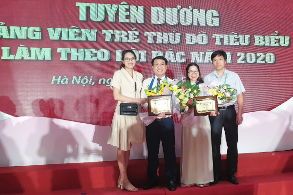 Đồng chí Nguyễn Trọng Tuynh (đứng thứ hai từ trái qua phải) và đồng chí Tống Thị Hằng (đứng thứ ba từ trái qua phải) nhận hoa chúc mừng từ Đoàn Thanh niên Học viện Nông nghiệp Việt Nam