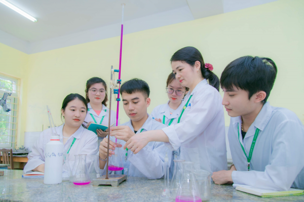 Giảng viên Nguyễn Thị Hồng Hạnh hướng dẫn sinh viên thực hành trong phòng thí nghiệm