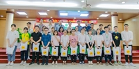 Học viện Nông nghiệp Việt Nam phối hợp với C P tặng quà cho sinh viên khó khăn do Covid-19