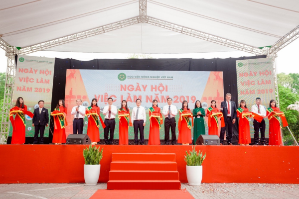 Hàng năm, Học viện Nông nghiệp Việt Nam tổ chức Ngày hội việc làm với sự tham gia của hàng trăm doanh nghiệp, giải quyết việc làm cho 4.000-6.000 người