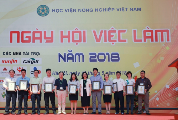 Hàng năm, Học viện tổ chức Ngày hội việc làm thu hút sự tham gia của hàng trăm doanh nghiệp