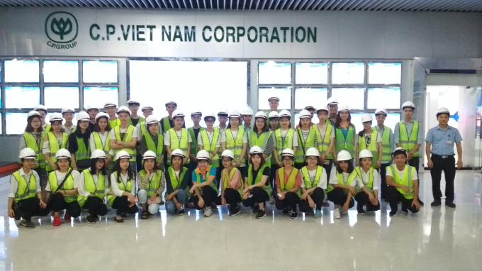 Sinh viên Học viện tham quan nhà máy của Công ty Cổ phần Chăn nuôi C.P. Việt Nam