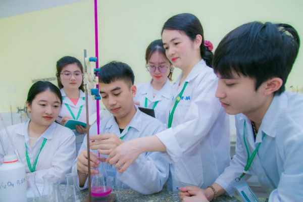 Sinh viên thực hành Hóa học tại Học viện Nông nghiệp Việt Nam.