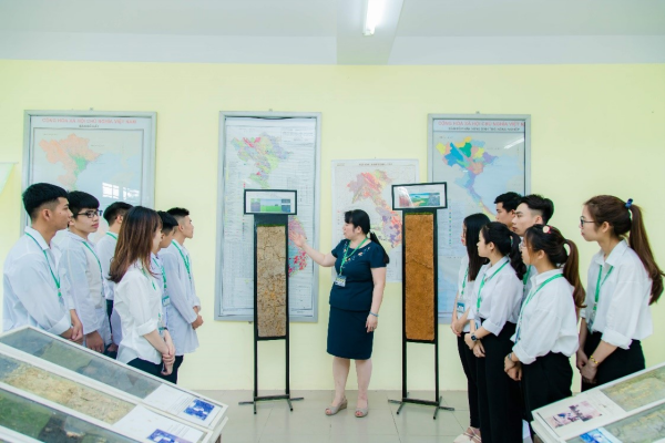 Sinh viên học về đất Việt Nam tại bảo tàng Đất - Đá