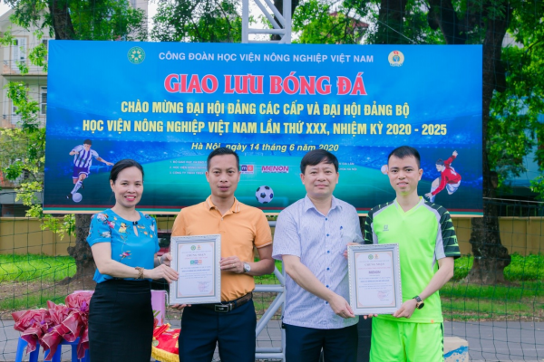 Học viện trao chứng nhận cho các doanh nghiệp tài trợ