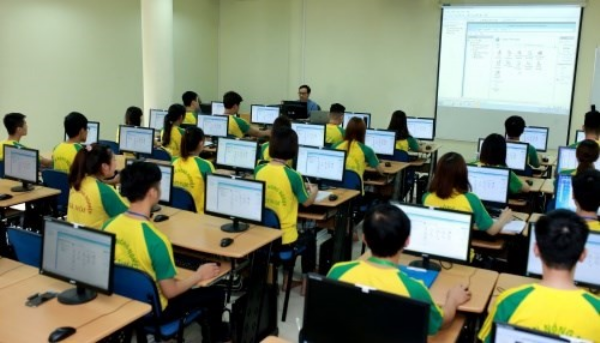 TS. Phạm Quang Dũng – Trưởng khoa Công nghệ thông tin dạy thực hành cho sinh viên tại phòng máy