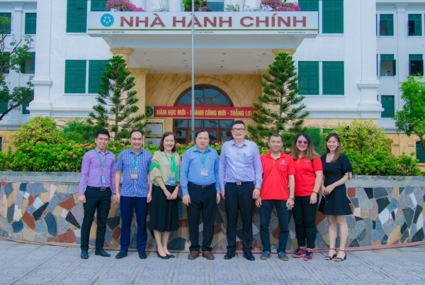 Đại diện Học viện và công ty chụp ảnh lưu niệm tại Nhà Hành chính